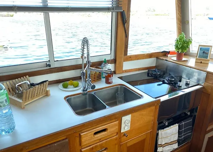 Nuit Insolite A Bord D Un Bateau بوتيل كان