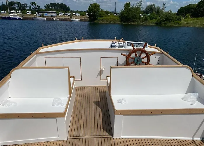 Nuit Insolite A Bord D Un Bateau بوتيل